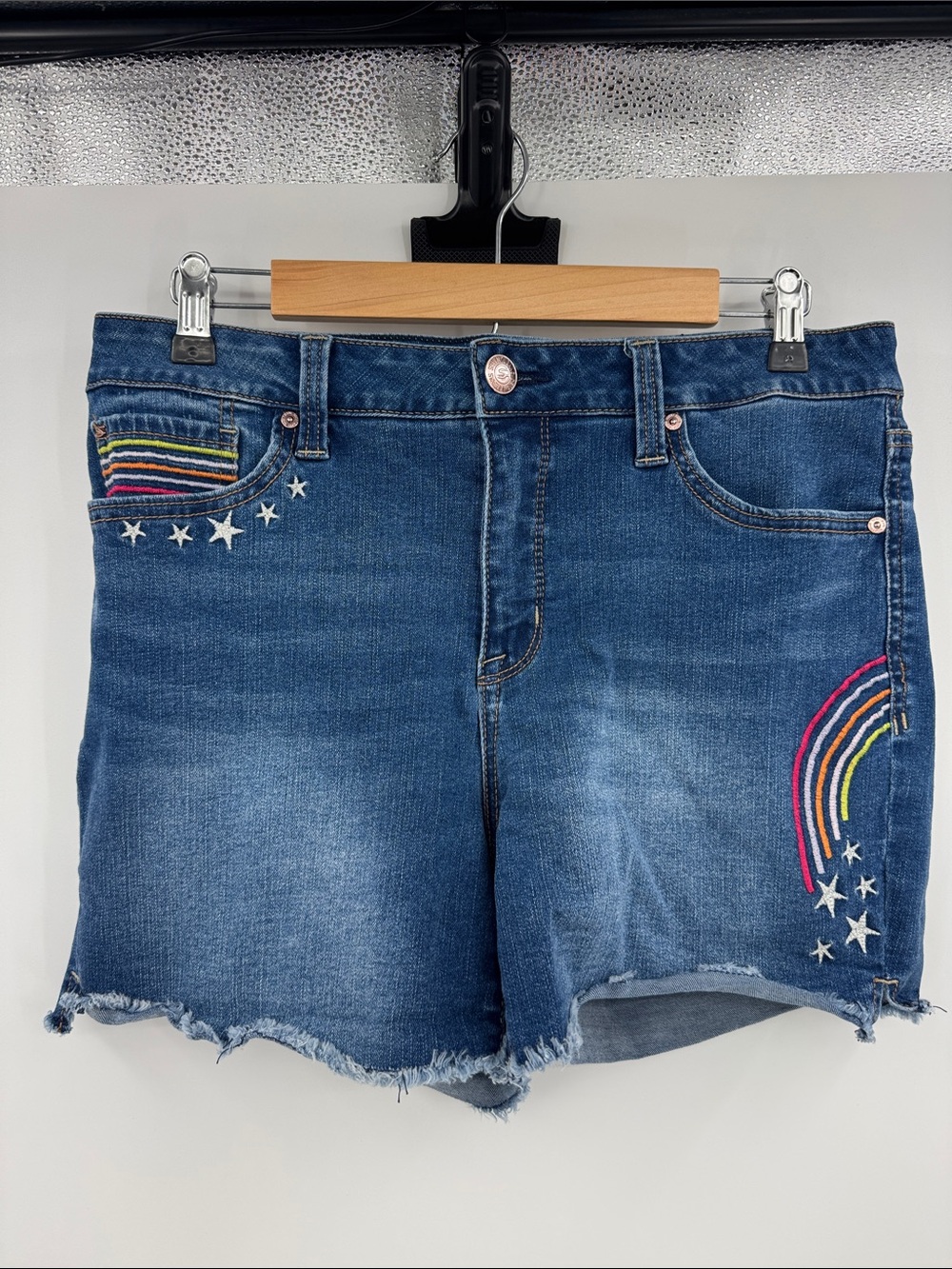 Seven7 Weekend Short Distressed embroidered rainbow & stars Cutoff Frayed Hem-10